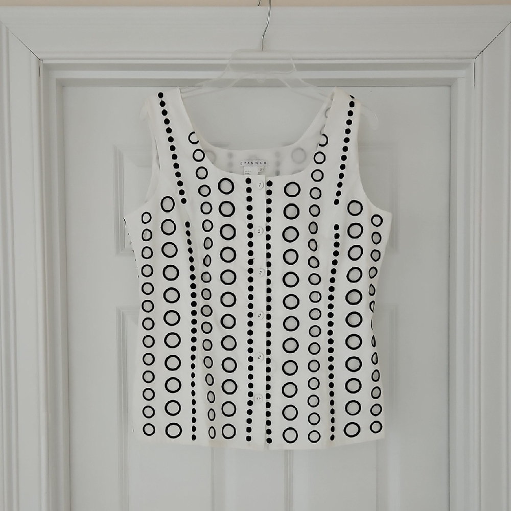 SPANNER White and Black Circle Pattern Top
